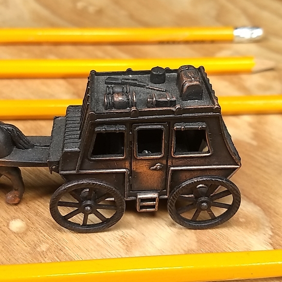 Collectable Metal Die Cast Horse & Stagecoach pencil sharpener - Picture 5 of 13